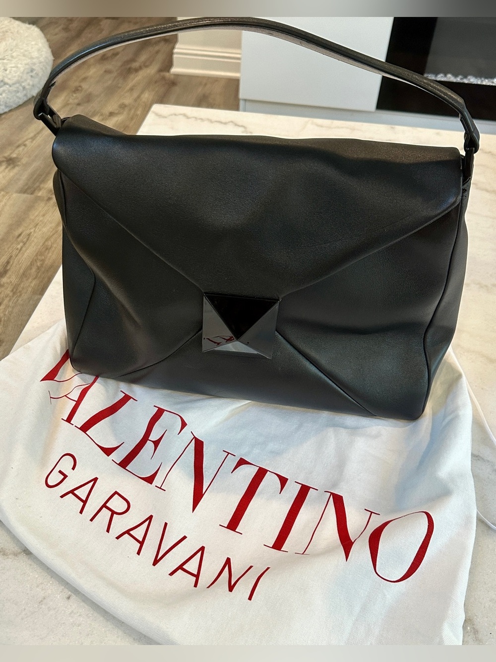 Valentino Garavani Black Shoulder Bag - Picture 3 of 10